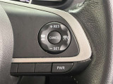 前方の車との車間を設定し、スピードを上げたり緩めたりを自動で行ってくれる追尾式の「レーダークルーズ」。上級装備の一つです!高級車にしかつかない嬉しい機能です。