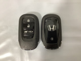 スマートキーを装備しています。鍵を差し込むことなくドアロックの開け閉めと、スタートボタン操作でのエンジンスタートができます。ボタン操作でトランクが開けられる電動テールゲートのボタンもついています。