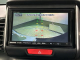 リバースギアに入れるだけで後方の表示へ切り替わります。夜間や雨の日の駐車も楽になりますよ。