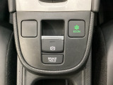 セレクトレバーの下に電子制御パーキングブレーキがあります。スイッチひとつで、停車した地点の傾斜などをシステムが検知・判断してブレーキ力を自動的に最適制御し、しっかり停車できるパーキングシステムです。