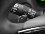 ◆減速セレクター装備◆ステアリングホイールの左右に取り付けられた2つのパドルスイッチで減速の強さを調整。 左側の「-」を操作すると減速を強く、右側の「+」を操作すると減速を弱くすることができます。