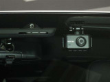ドライブレコーダー装備:車の走行中の主に外観を中心に記録する撮影機材です!交通事故発生時の責任の所在を明確にしたり、観光等を記録するのにも役立ちます!