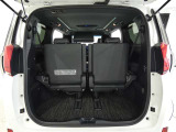 三列目シートは、折りたためますので大きなスペースが出来ちゃいます。キャンプ用品など大きな荷物もばっちり収納可能です♪