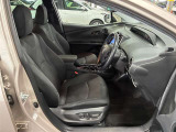 運転席の画像です。足元やシートまわりに余裕があり、リラックスした姿勢で運転が可能です。視界も良好で操作系へのアクセスもしやすく、快適で安心感のあるドライブをサポートします。