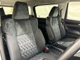 高いホールド性で運転姿勢が安定します。長距離ドライブでも疲れにくいのが魅力です。