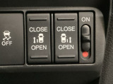 【両側パワースライドドア】両側がパワースライドドアになっており、運転席のスイッチやスマートキーでも開閉が可能です!開口部も広いので乗り降りも楽々♪