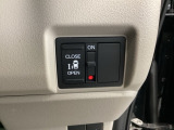 パワースライドドアの開閉はスマートキーのリモコンやドアノブは勿論、運転席側のスイッチ操作でも開閉ができ、安全・簡単です