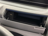運転席側のインパネアッパーボックスは嬉しい収納!USBソケット付きでスマホの充電もできます!