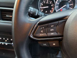 【ステアリングスイッチ】運転中視界をそらすことなくオーディオ操作ができます。