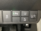 ハンドルの右側にはヘットライトリベライザーとHondaセンシング用のメインスイッチがついています。ヘッドライトリベライザーは道路状況や積荷の加重に応じてライトの高さを調節できます。