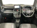 【インパネ】運転のしやすさを最優先に設計された見晴らしの良いフロントビュー。車両間隔が掴みやすく狭い道でも安心♪「安全」と「品質」を最優先に、安心してお乗りいただけるクルマを提供いたします。