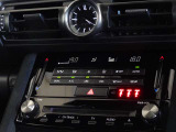 ドライブモードセレクトスイッチはドライバーがより運転に集中できるようにメーターフード横に配置。すぐれた操作性を実現してます。