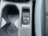 ひとさし指で押すと引くをするだけの電動パーキングブレーキレバー