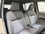 高いホールド性で運転姿勢が安定します。長距離ドライブでも疲れにくいのが魅力です。