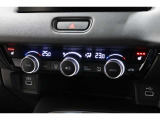 運転席と助手席の温度設定の変更が可能な左右独立タイプのデュアルエアコンです♪♪♪暑がりな人・寒がりな人も誰もが車内を快適にお過ごしいただけます♪♪♪