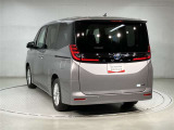 左ななめ後ろから撮影した、リアまわりのデザインや車両全体のバランスを確認できる写真です。リアフェンダーやテールまわりの形状、ボディラインのつながりなど、外観の印象を把握しやすくなっています。