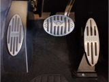 【ペダル】BMWはオルガン式アクセルペダルを採用しています。踏み込む足とペダルが同じ軌跡を描くため、かかとがずれにくく、アクセルコントロールがよりしやすくなるメリットがあります。