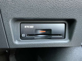 ナビ連動ETC2.0を装備。DSRC通信方式によって双方向通信することでカーナビと高速道路がリアルタイムに情報連携して、便利で快適なドライブ体験を提供します。