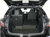 便利な6:4分割可倒式シートです。収納と乗車人数のバランスに優れています♪荷物の大きさに応じたラゲージスペースをフレキシブルに作り出せるので、シーンに応じた使い方ができます♪