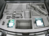 パンク修理剤とエアーポンプのセットです。スペアタイヤは装備していませんが空いたスペースを小物入れとして使用できます