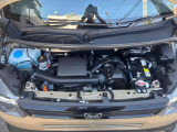 エンジンは、ホンダ独自の「i-VTEC」技術を搭載。街乗りでは軽自動車トップクラスの静かさと低燃費を実現し、坂道ではスムーズに加速します。日常使いに必要十分な実力派です。