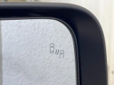 【ブラインドスポットワーニング】走行中、ドアミラーの死角になりやすい箇所に後続車が接近するとサイドミラー付近に警告を表示、ドライバーに注意喚起をしてくれます。