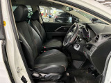 運転席の画像です。足元やシートまわりに余裕があり、リラックスした姿勢で運転が可能です。視界も良好で操作系へのアクセスもしやすく、快適で安心感のあるドライブをサポートします。