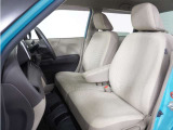 運転席と助手席は足元が繋がっているので自由に行き来しやすいので駐車場が狭いときでも助手席側からスムーズに乗り降りできて便利!