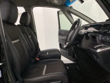 座面も厚みがあり背もたれも高く、広い足元にゆったり座れるシートです。運転席と助手席の間が空いている為、助手席側への移動がスムーズです。交通量の多い道でも助手席側から乗り降りができます。