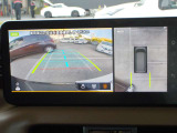 空から見下ろすような視点で、スムーズな駐車と安全確認をサポートする「アラウンドビューモニター」付です。