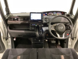 車内は光触媒抗菌消臭施工済です。スタイリッシュなデザインでスポーティなインパネ周りを演出します。グローブボックスやカップホルダーのほかにトレーなどたくさんの収納スペースが付いています。