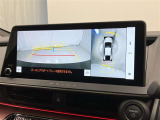 車庫入れなど後進運転時に死角をモニターで確認ができて安全です♪ ステアリング操作の参考になるガイド線も表示しますので車庫入れがニガテな方も安心ですネ!