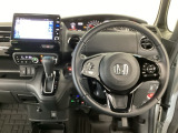 【ハンドル】運転にかかわる様々な操作を安全に行えるように視点移動が少なく操作性に配慮されたスイッチ類が凝縮されたコックピットです。