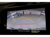 バックギヤに入れるとバックカメラの映像がナビに映ります。ハンドルと連動してガイドラインも曲がってくれるのでバックがしやすいです。