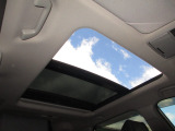 サンルーフ付きです。昼は気持ちよい風を取り入れたり、シェードを開けておくことにより車内が明るくなります。夜はシートを倒せば流れ星が流れたり星がたくさん見えるかも・・わくわくする装備ですね!