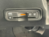 有料道路をキャッシュレスで通行できるETC車載器付きです。運転席足元に設置されています。ETCセットアップ費用は含まれておりません。別途必要となります。
