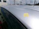 ルーフの運転席側前方にキズがあります。
