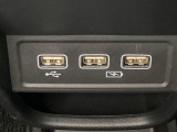 セレクトレバーの下に、スマートフォンなどの充電可能なUSB端子が2個、音源などの外部入力の可能なUSB端子が1個ついています。移動中に充電もできるので便利です。