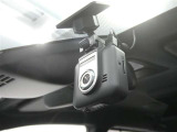 【ドラレコ搭載車】今や必需品のドライブレコーダー搭載車です。万が一のトラブルのときにも役に立つドライブレコーダーを装備しています。側面衝突や幅寄せ・割り込み対策に!