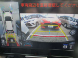 パノラミックビューモニター&バックモニター♪車両の前後左右に搭載した4つのカメラの映像を合成し、車を真上から見ているような映像を表示♪