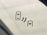 【ブラインドスポットモニター】走行中、ドアミラーの死角になりやすい箇所に後続車が接近するとサイドミラーのレンズに警告を表示!ドライバーに注意喚起をしてくれます。