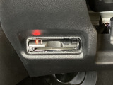ハンドルの左下にETCがついています。高速道路の料金所の通過も楽々です。 カードの取り出しもしやすい場所についています。