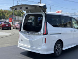 バックドアの約半分のスペースで荷物の出し入れが可能です。