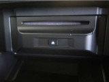 車内でCD DVDのメディアが楽しめます。