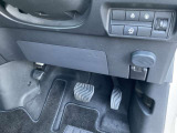 駐車ブレーキは足踏み式です
