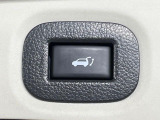 【パワーバックドア】スマートキーや運転席のボタンを押すだけでリアゲートが自動で開閉します!荷物を持っている時や、高い位置にあるバックドアを閉める際に便利な機能です♪