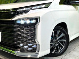 【LEDヘッドライト】悪天候や夜間走行時も良好な視界を確保し安心して運転できる高輝度LEDヘッドライトを装備!点灯速度が早く、消費電力も抑えられています。