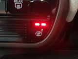 運転席にはシートヒーターが装備されています。温度調整も「Hi/Low」の切り替えができお好みの設定で快適なドライブを楽しめます。