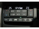 運転席と助手席の温度設定の変更が可能な左右独立タイプのデュアルエアコンです♪♪♪暑がりな人・寒がりな人も誰もが車内を快適にお過ごしいただけます♪♪♪