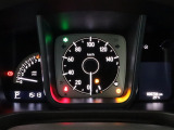 運転時の視界周辺の見やすい位置にメーターをレイアウト。視線の流れを断ち切らない、ストレスフリーで美しい運転動作を可能にします。またマルチインフォメーションディスプレイで、様々な情報が確認できます。